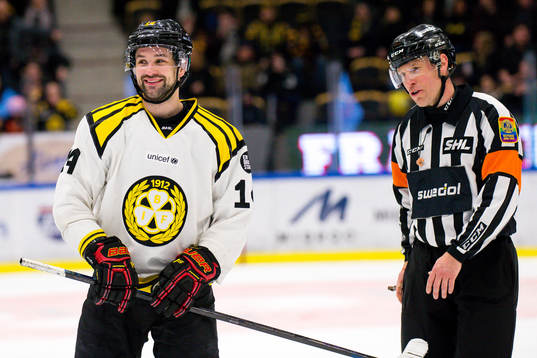 Brynäs Johan Alcén pratar med domare Tobias Björk