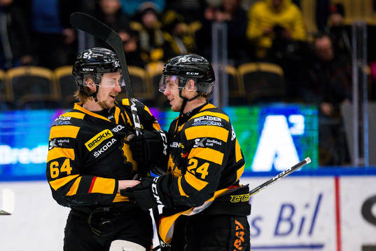 Skellefteås Jonathan Pudas och Andreas Wingerli  jublar