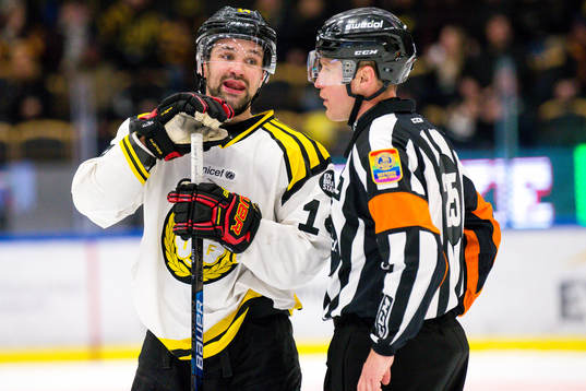 Brynäs Johan Alcén pratar med domare Tobias Björk
