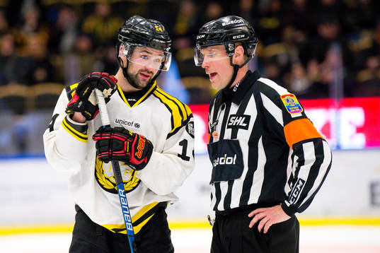 Brynäs Johan Alcén pratar med domare Tobias Björk