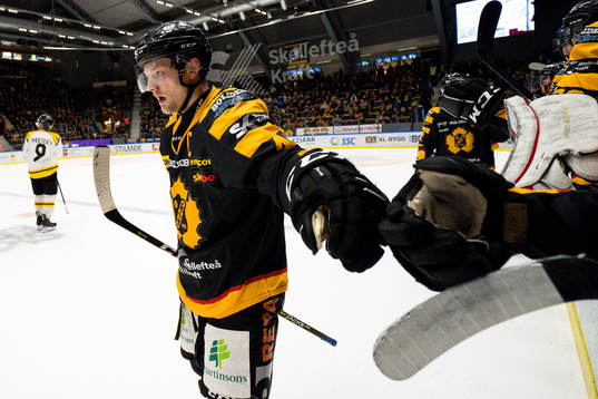 Skellefteås Oscar Möller  jublar