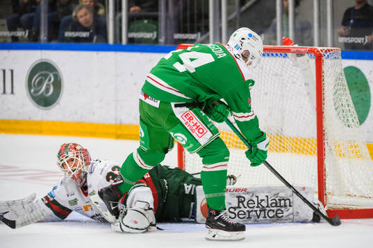 Frölundas målvakt Johan Mattsson räddar friläge från