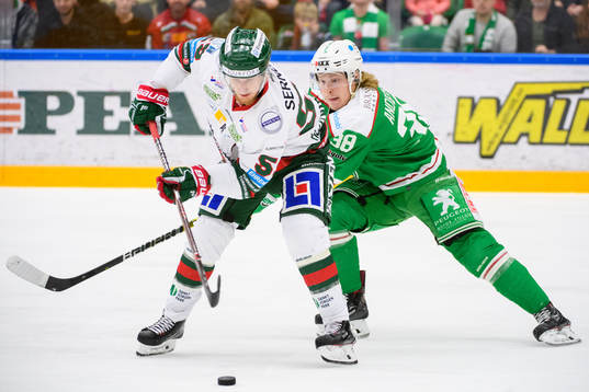 Rögles Erik Andersson jagar Frölundas Simon Hjalmarsson