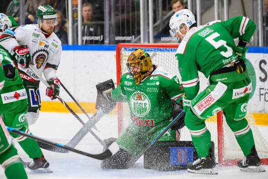 Rögles målvakt Justin Pogge försvarar mot Frölundas
