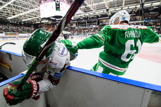 Frölundas Max Friberg tacklas av Rögles Jonas Ahnelöv