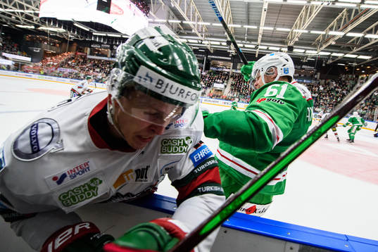 Frölundas Max Friberg tacklas av Rögles Jonas Ahnelöv
