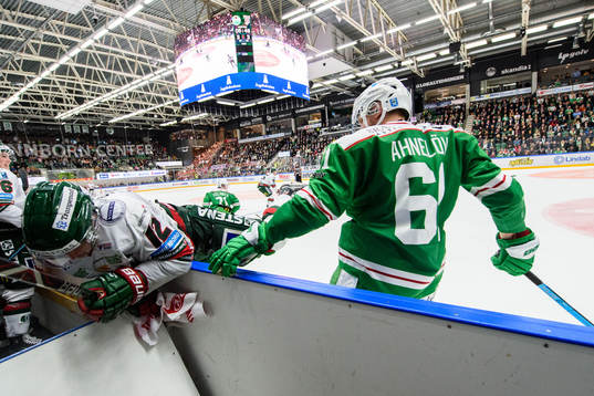 Frölundas Max Friberg tacklas av Rögles Jonas Ahnelöv