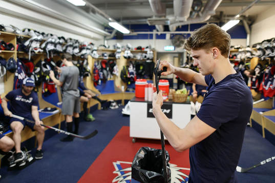 Linköpings Adam Ginning före ishockeymatchen i SHL mellan