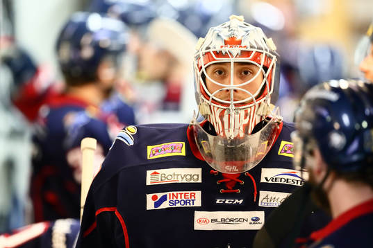 Linköpings målvakt Jacob Johansson före ishockeymatchen