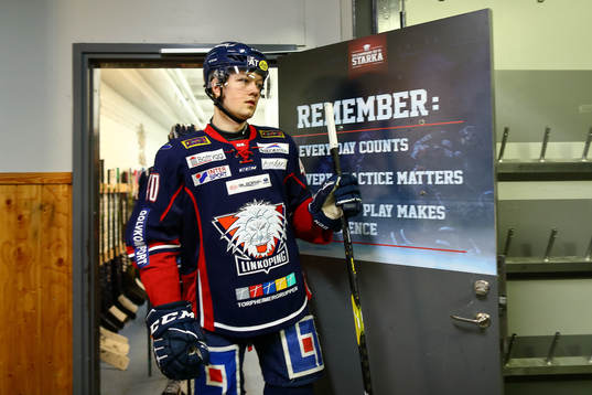 Linköpings Simon Lundmark före ishockeymatchen i SHL