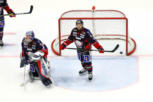 Linköpings Chad Billins och målvakt Jacob Johansson deppar