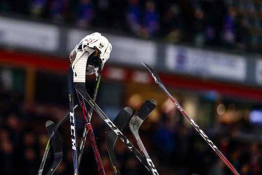 Malmö Redhawks Matias Lassens hjälm hissas