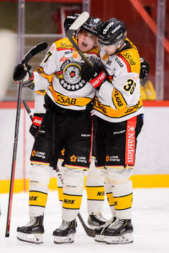 Luleås Nils Lundkvist lämnar isen