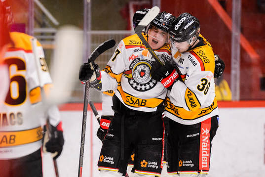 Luleås Nils Lundkvist lämnar isen