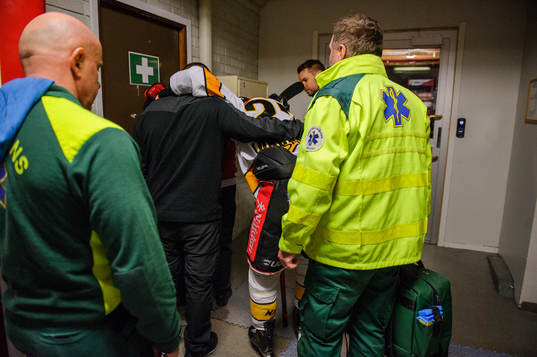 Luleås Nils Lundkvist lämnar isen