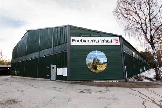 Exteriör vy över Enebybergs ishall