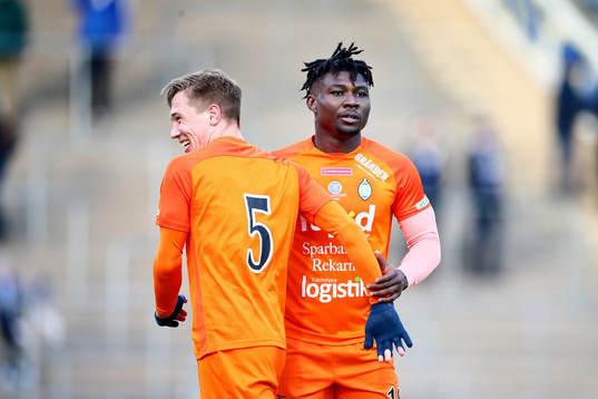 AFC Eskilstunas Gustav Jarl och Samuel Nnamani jublar