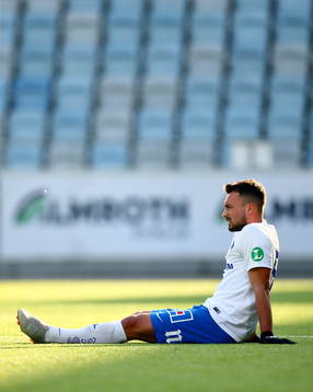 IFK Norrköpings Sead Haksabanovic sitter ner skadad