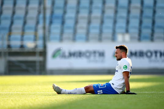 IFK Norrköpings Sead Haksabanovic sitter ner skadad