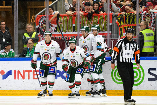 Frölundas spelare jublar med Ponthus Westerholm