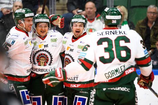 Frölundas Rhett Rakshani jublar med Patrik Carlsson och