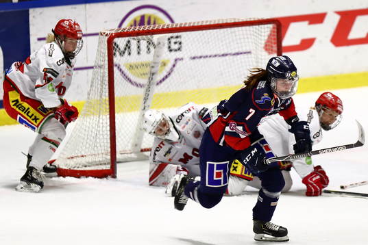 Linköpings Susanna Tapani framför Modospelare