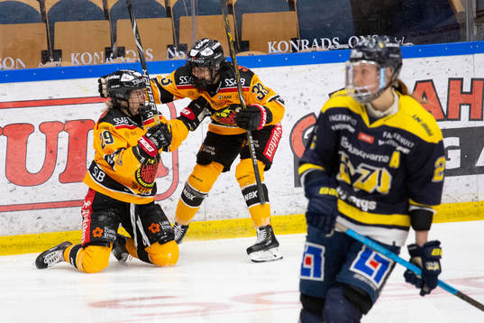 Luleås Emma Nordin och Michelle Karvinen jublar