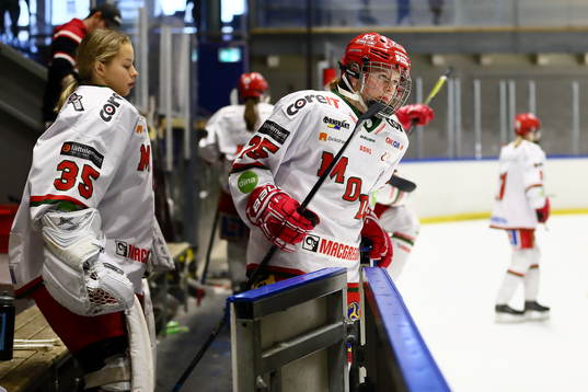 Modos målvakt Tindra Holm och Maja Grundström deppar