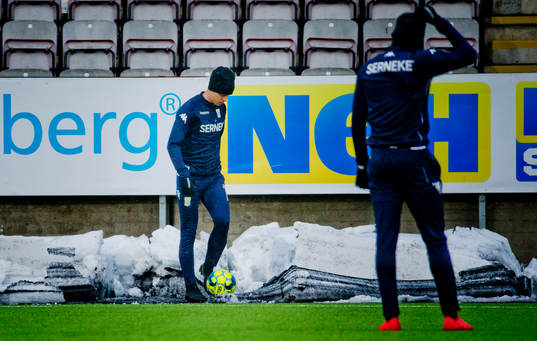 IFK Göteborgs Victor Wernersson hämtar bollen i snön