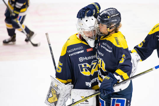 s målvakt Wilma Nilsson kramar om Maja Beverin