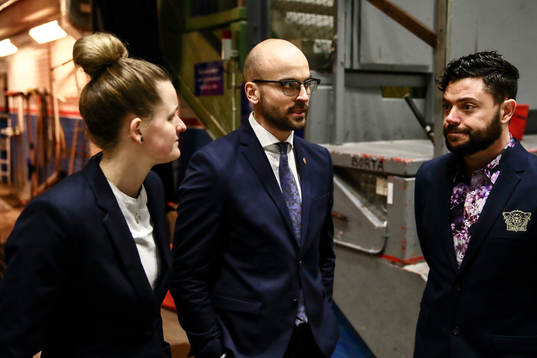 Modos tränare Björn Edlund pratar med tränare Madeleine