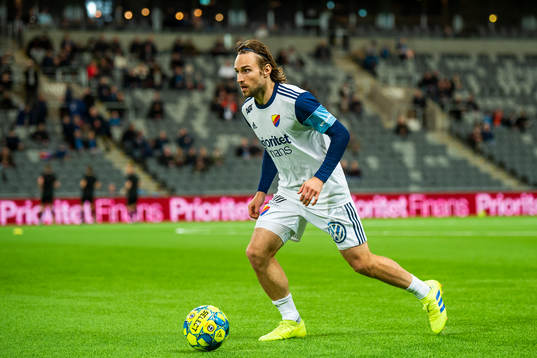 Djurgårdens Kevin Walker värmer upp