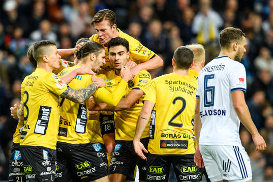 Elfsborgs spelare jublar med Pawel Cibicki