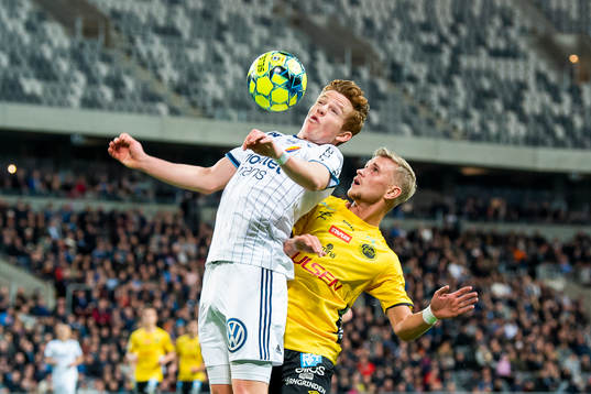 Djurgårdens Aslak Witry i en duell med Elfsborgs Simon