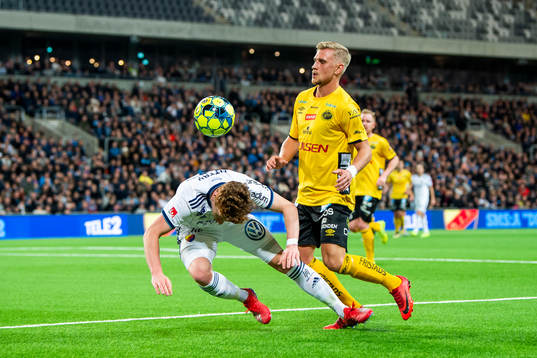 Djurgårdens Aslak Witry i en duell med Elfsborgs Simon