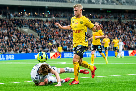 Djurgårdens Aslak Witry i en duell med Elfsborgs Simon