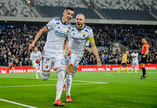 Djurgårdens Haris Radetinac och Marcus Danielson jublar