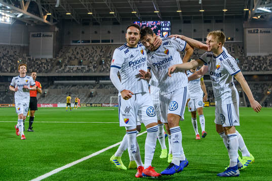 Djurgårdens Dzenis Kozica och Astrit Ajdarevic jublar