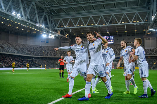 Djurgårdens Dzenis Kozica och Astrit Ajdarevic jublar