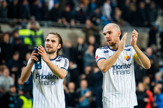 Djurgårdens Kevin Walker och Marcus Danielson  tackar