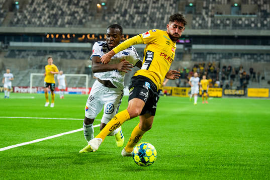 Djurgårdens Edward Chilufya i en duell med