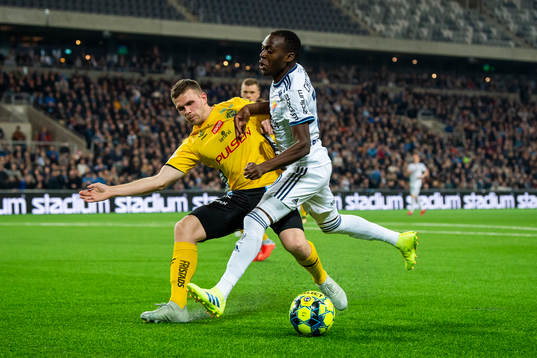 Djurgårdens Edward Chilufya i en duell med Elfsborgs