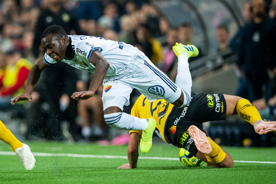 Djurgårdens Edward Chilufya i en duell med Elfsborgs