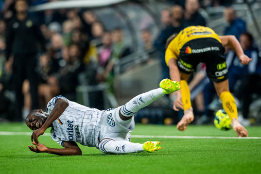 Djurgårdens Edward Chilufya i en duell med Elfsborgs