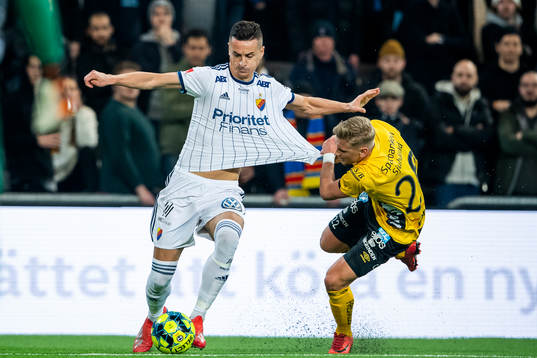 Djurgårdens Haris Radetinac i en duell med Elfsborgs Simon