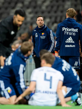 Djurgårdens tränare Kim Bergstrand ser när Jacob Une