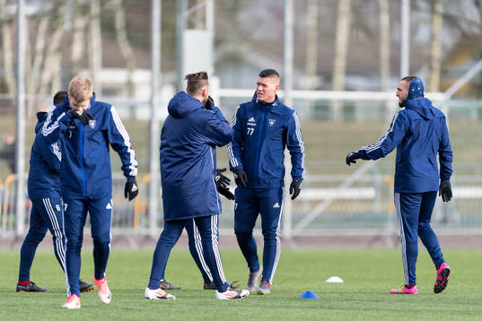 Karlstads spelare före fotbollsmatchen i Svenska Cupen