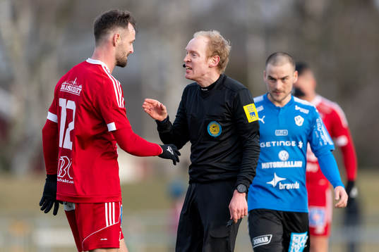 Karlstads Andreas Bellander  och domare Per Melin