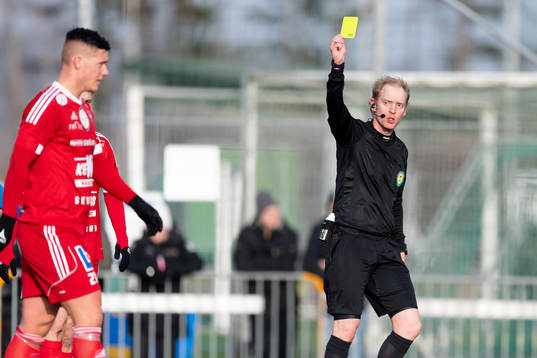 Domare Per Melin ger gult kort till Karlstads Victor