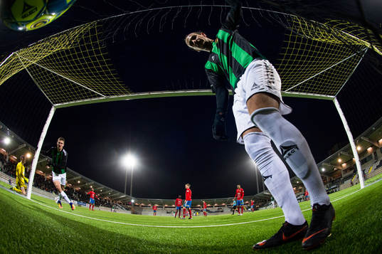 GAIS Edin Hamidovic hämtar bollen i målet